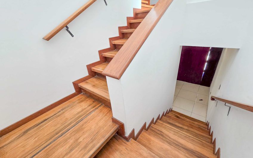 Casa de 370 m2 con 561 m2 lote en residencial en San Rafael Escazú
