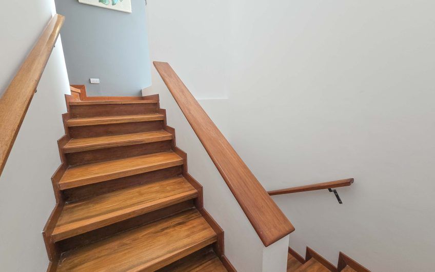 Casa de 370 m2 con 561 m2 lote en residencial en San Rafael Escazú