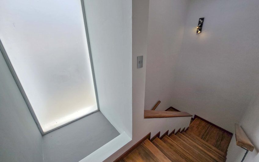 Casa de 370 m2 con 561 m2 lote en residencial en San Rafael Escazú