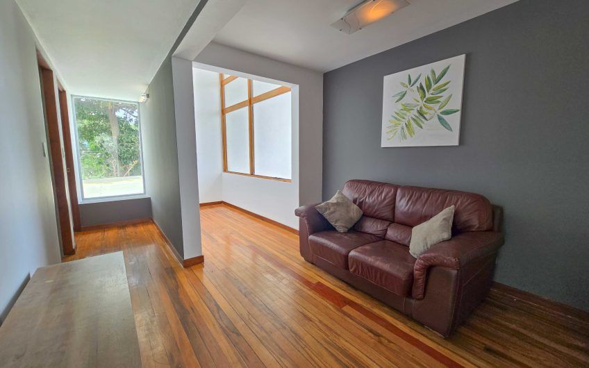 Casa de 370 m2 con 561 m2 lote en residencial en San Rafael Escazú