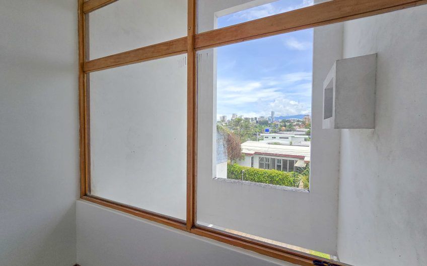 Casa de 370 m2 con 561 m2 lote en residencial en San Rafael Escazú
