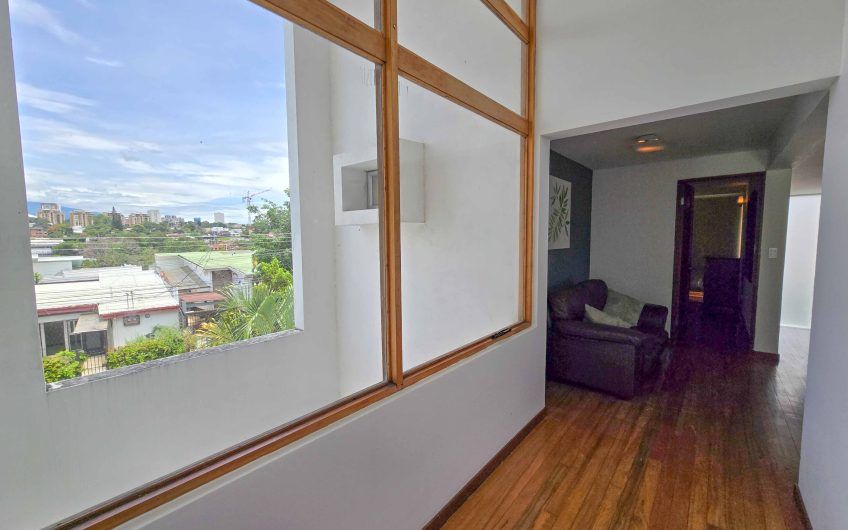 Casa de 370 m2 con 561 m2 lote en residencial en San Rafael Escazú