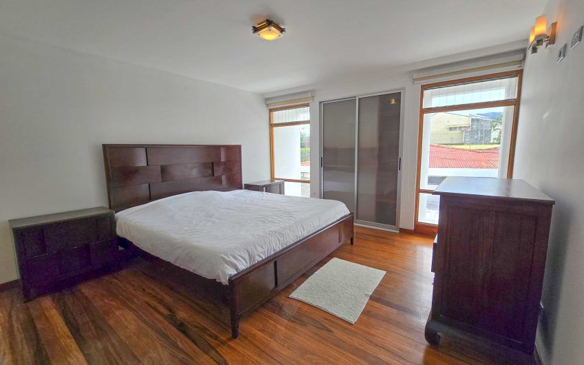 Casa de 370 m2 con 561 m2 lote en residencial en San Rafael Escazú