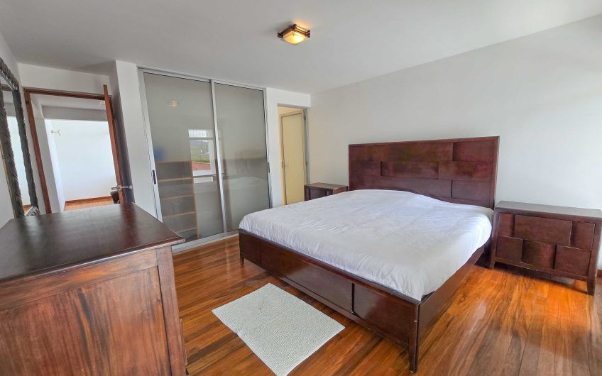 Casa de 370 m2 con 561 m2 lote en residencial en San Rafael Escazú