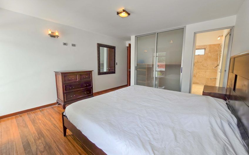 Casa de 370 m2 con 561 m2 lote en residencial en San Rafael Escazú