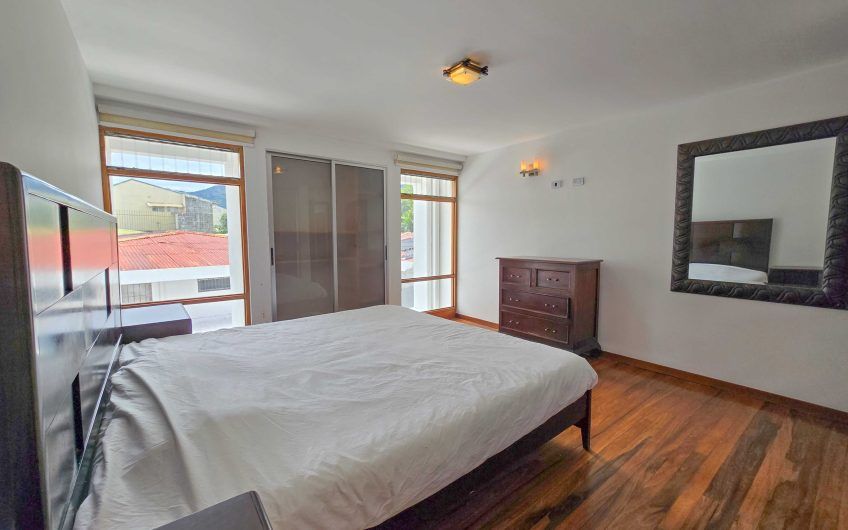 Casa de 370 m2 con 561 m2 lote en residencial en San Rafael Escazú