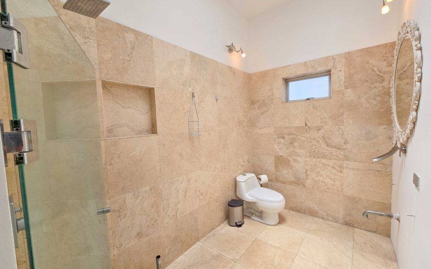 Casa de 370 m2 con 561 m2 lote en residencial en San Rafael Escazú