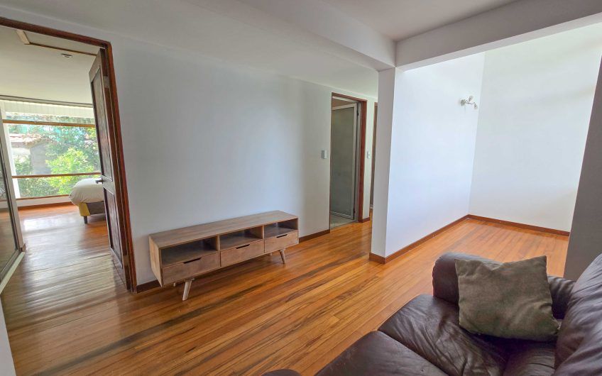 Casa de 370 m2 con 561 m2 lote en residencial en San Rafael Escazú