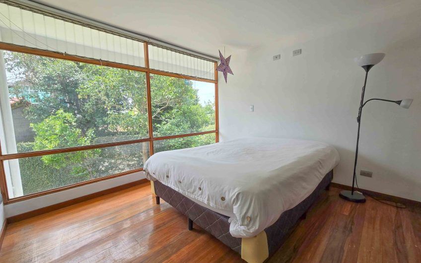 Casa de 370 m2 con 561 m2 lote en residencial en San Rafael Escazú