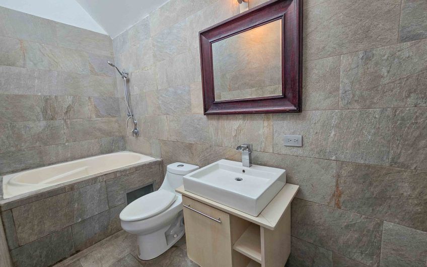 Casa de 370 m2 con 561 m2 lote en residencial en San Rafael Escazú