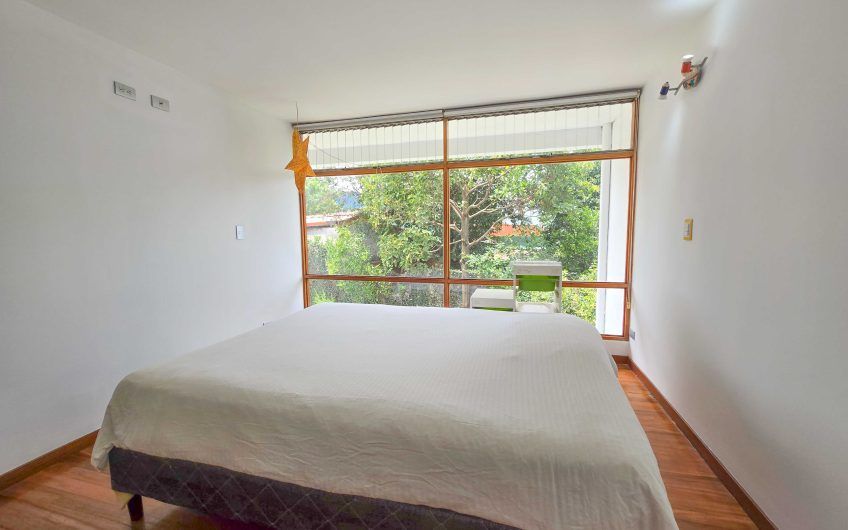 Casa de 370 m2 con 561 m2 lote en residencial en San Rafael Escazú