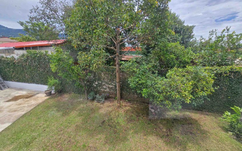 Casa de 370 m2 con 561 m2 lote en residencial en San Rafael Escazú