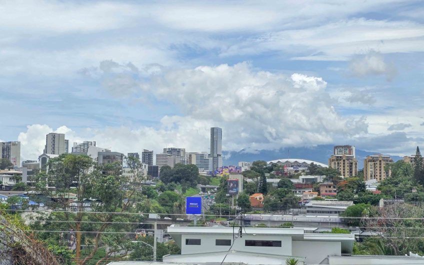 Casa de 370 m2 con 561 m2 lote en residencial en San Rafael Escazú