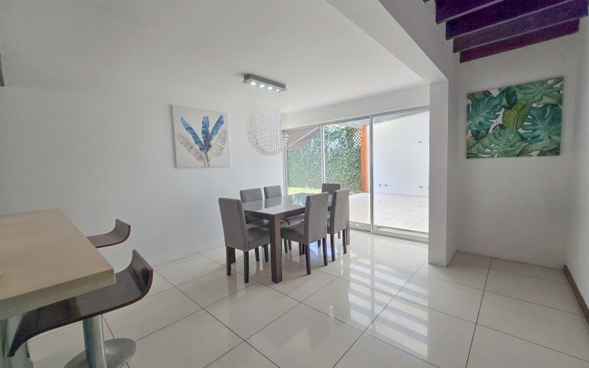 Casa de 370 m2 con 561 m2 lote en residencial en San Rafael Escazú