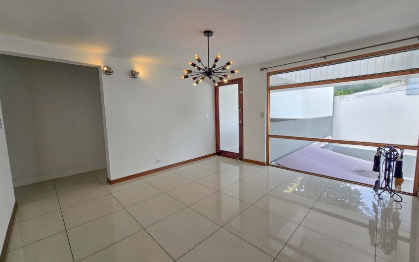 Casa de 370 m2 con 561 m2 lote en residencial en San Rafael Escazú