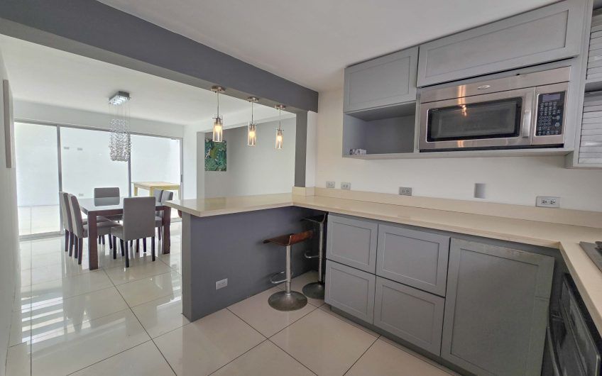 Casa de 370 m2 con 561 m2 lote en residencial en San Rafael Escazú