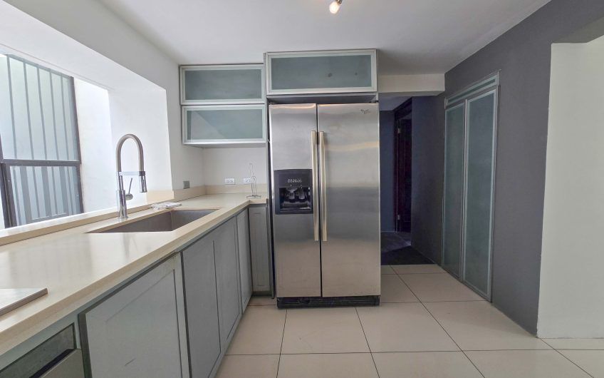 Casa de 370 m2 con 561 m2 lote en residencial en San Rafael Escazú