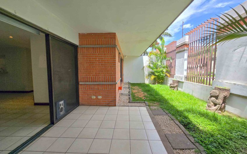 Apartamento de un nivel con jardín en Trejos Montealegre x Avenida Escazú