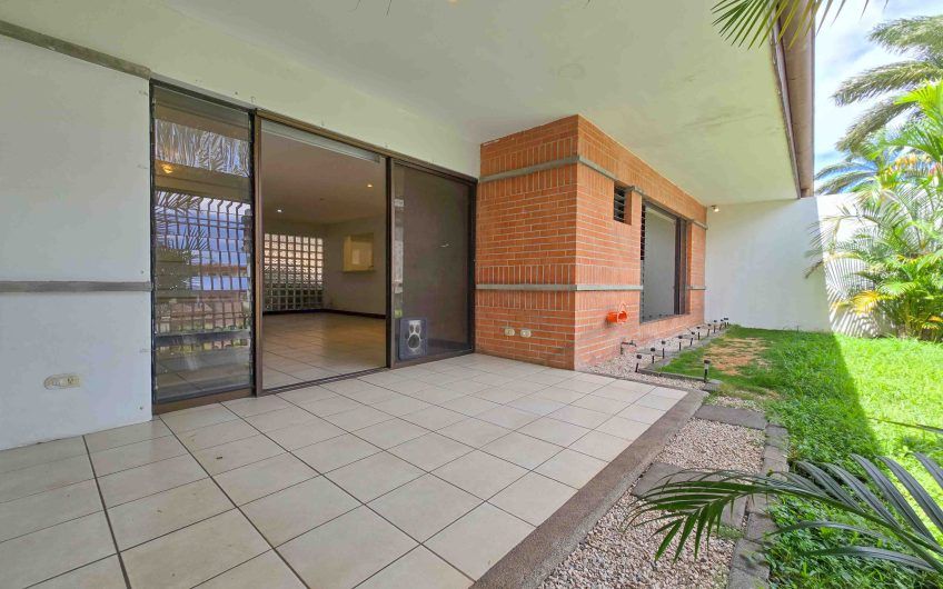 Apartamento de un nivel con jardín en Trejos Montealegre x Avenida Escazú