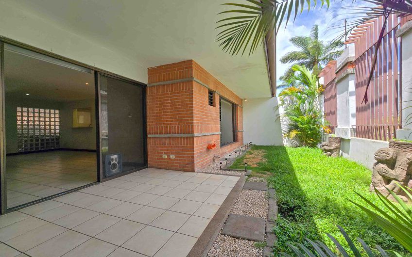 Apartamento de un nivel con jardín en Trejos Montealegre x Avenida Escazú