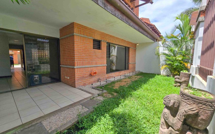 Apartamento de un nivel con jardín en Trejos Montealegre x Avenida Escazú