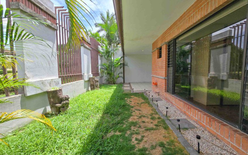 Apartamento de un nivel con jardín en Trejos Montealegre x Avenida Escazú