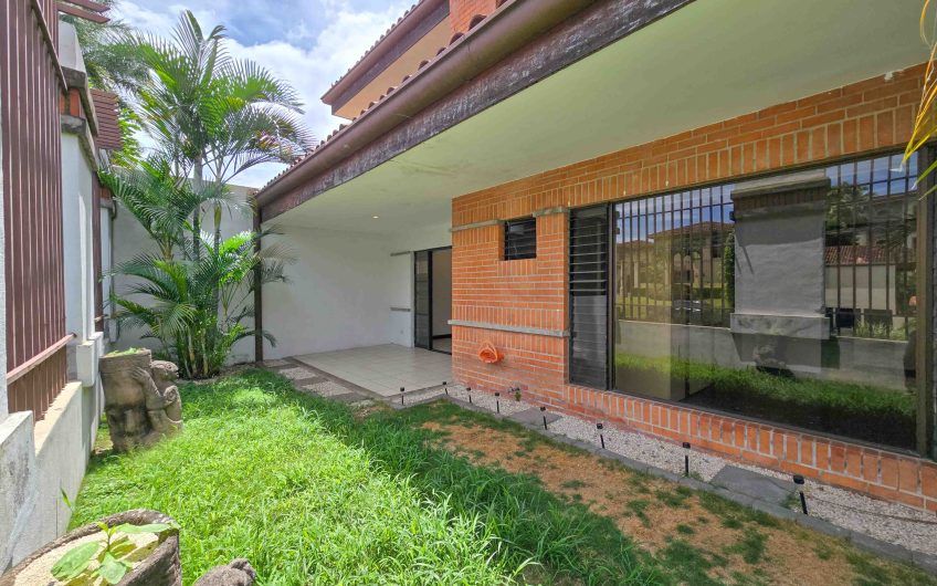 Apartamento de un nivel con jardín en Trejos Montealegre x Avenida Escazú