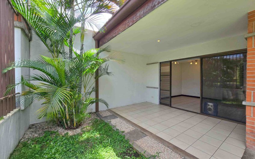 Apartamento de un nivel con jardín en Trejos Montealegre x Avenida Escazú