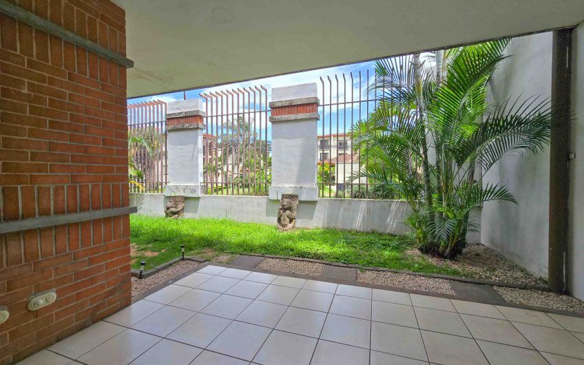Apartamento de un nivel con jardín en Trejos Montealegre x Avenida Escazú