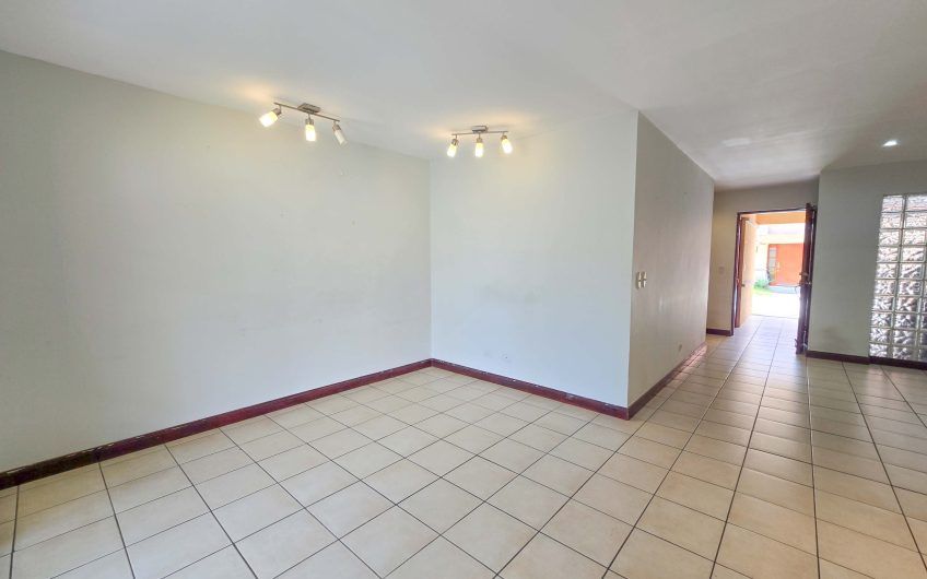 Apartamento de un nivel con jardín en Trejos Montealegre x Avenida Escazú