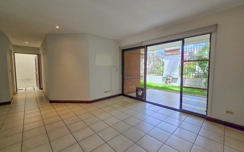 Apartamento de un nivel con jardín en Trejos Montealegre x Avenida Escazú