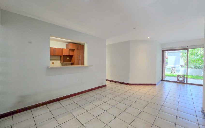 Apartamento de un nivel con jardín en Trejos Montealegre x Avenida Escazú