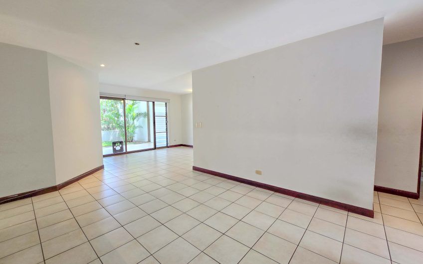 Apartamento de un nivel con jardín en Trejos Montealegre x Avenida Escazú