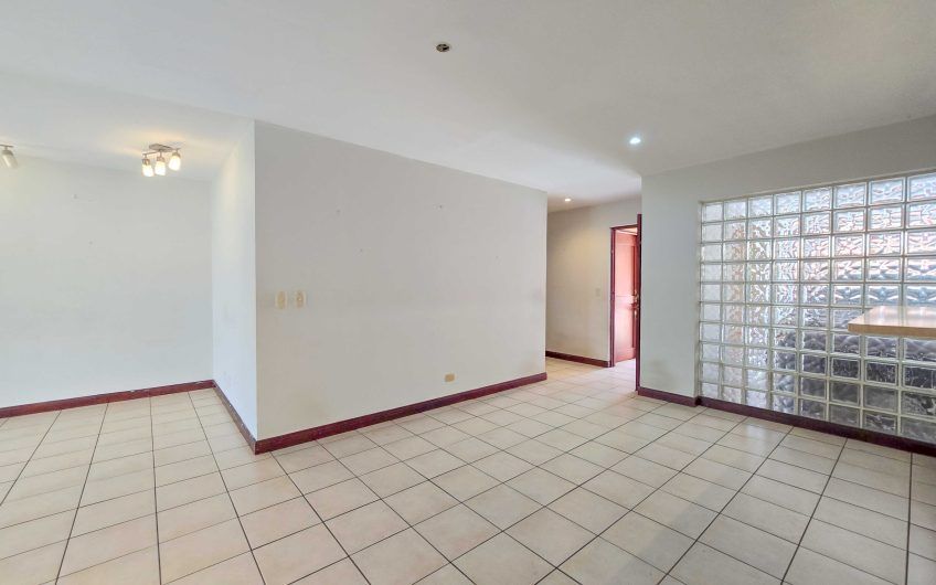 Apartamento de un nivel con jardín en Trejos Montealegre x Avenida Escazú