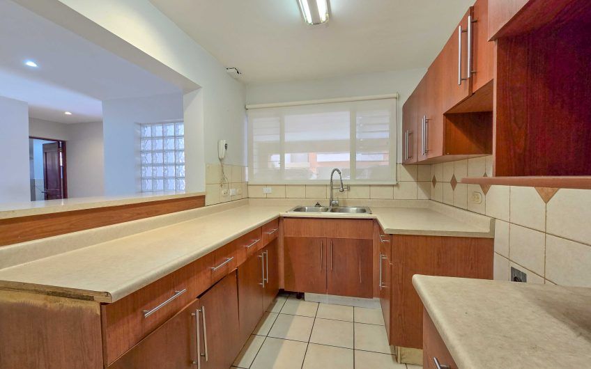 Apartamento de un nivel con jardín en Trejos Montealegre x Avenida Escazú