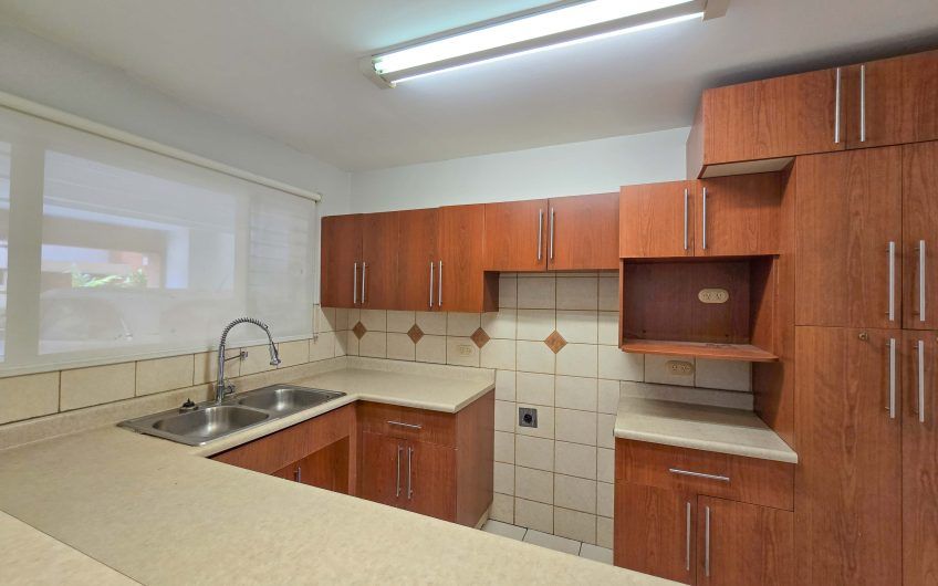 Apartamento de un nivel con jardín en Trejos Montealegre x Avenida Escazú