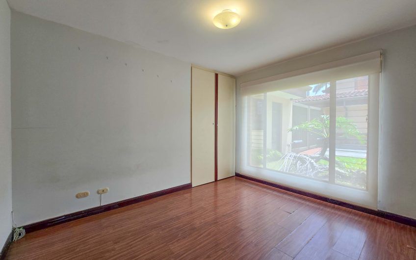 Apartamento de un nivel con jardín en Trejos Montealegre x Avenida Escazú