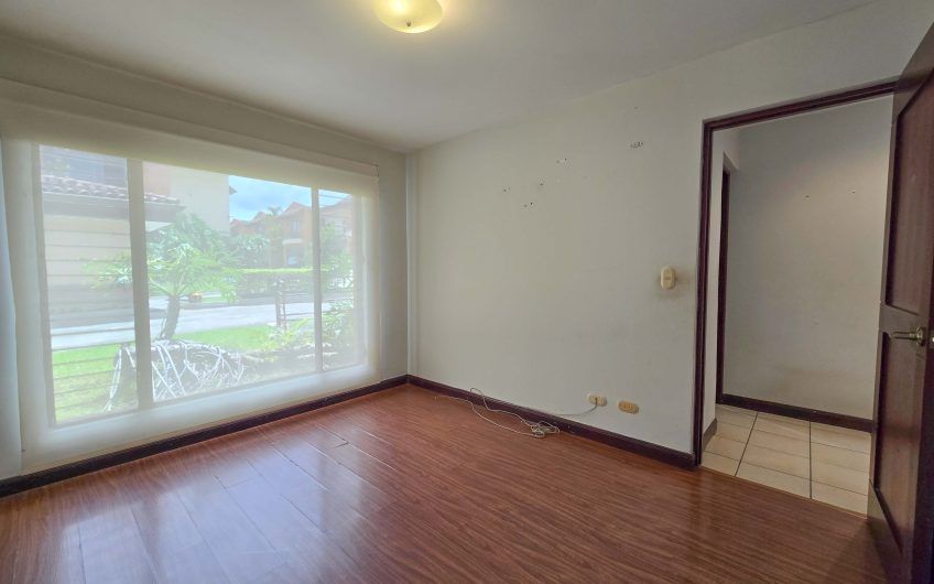 Apartamento de un nivel con jardín en Trejos Montealegre x Avenida Escazú