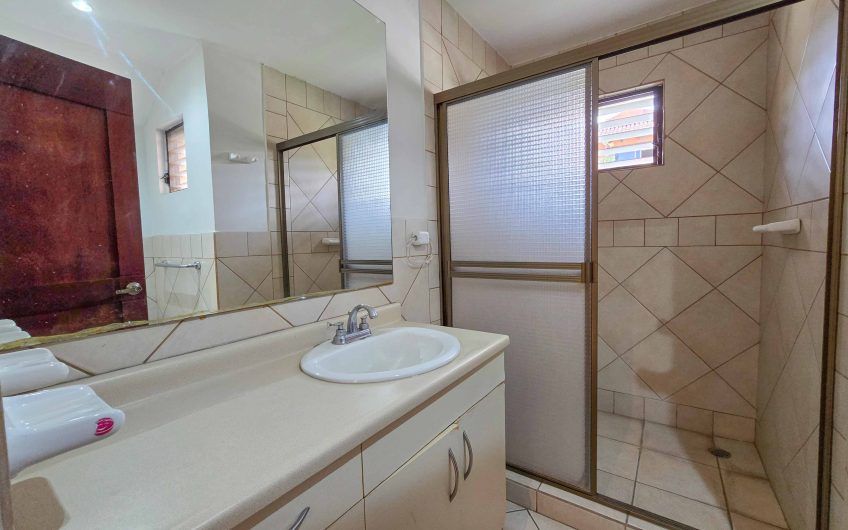 Apartamento de un nivel con jardín en Trejos Montealegre x Avenida Escazú