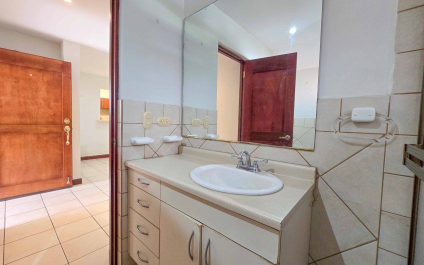 Apartamento de un nivel con jardín en Trejos Montealegre x Avenida Escazú