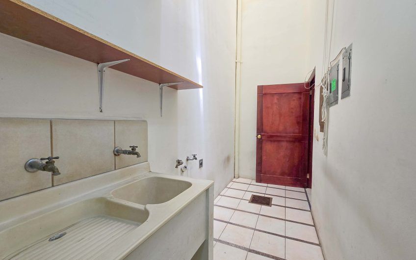 Apartamento de un nivel con jardín en Trejos Montealegre x Avenida Escazú