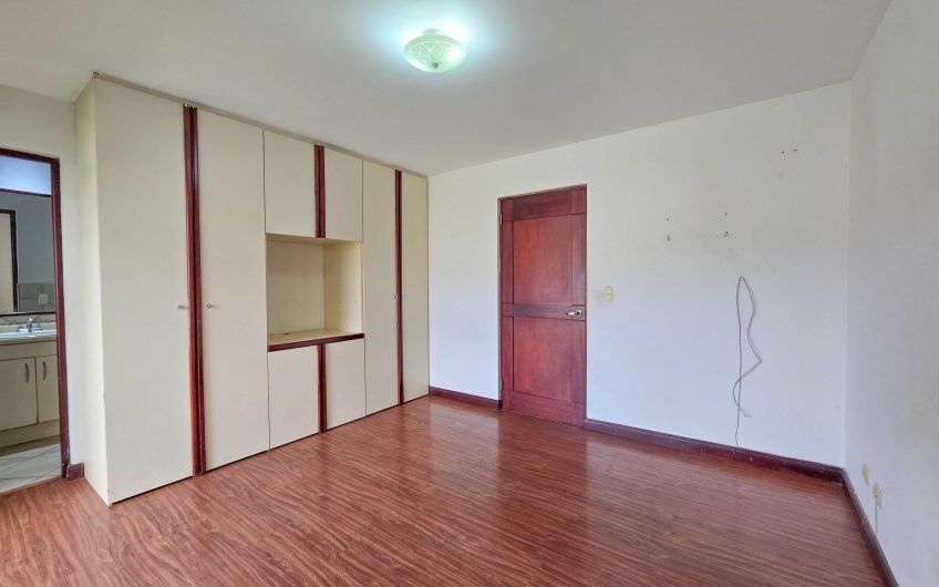 Apartamento de un nivel con jardín en Trejos Montealegre x Avenida Escazú