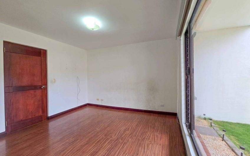 Apartamento de un nivel con jardín en Trejos Montealegre x Avenida Escazú