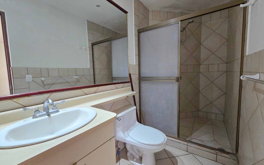 Apartamento de un nivel con jardín en Trejos Montealegre x Avenida Escazú