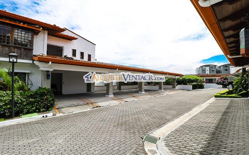 Apartamento de un nivel de 3 habit. en Bello Horizonte Escazú