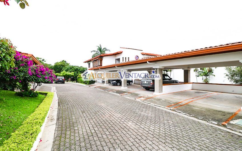 Apartamento de un nivel de 3 habit. en Bello Horizonte Escazú