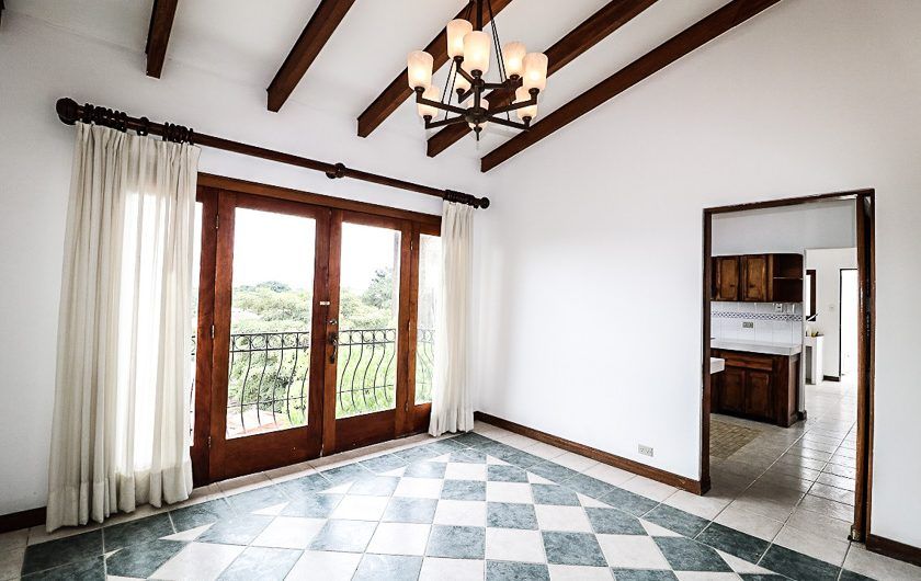 Apartamento de un nivel de 3 habit. en Bello Horizonte Escazú