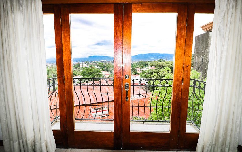 Apartamento de un nivel de 3 habit. en Bello Horizonte Escazú