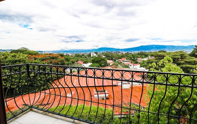 Apartamento de un nivel de 3 habit. en Bello Horizonte Escazú