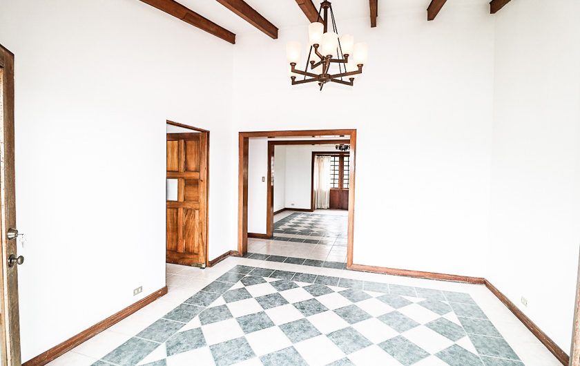 Apartamento de un nivel de 3 habit. en Bello Horizonte Escazú